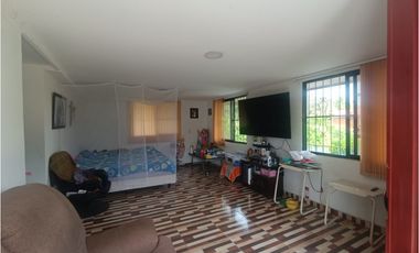 CASA CON LOTE EN COMBIA