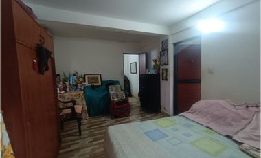 CASA CON LOTE EN COMBIA