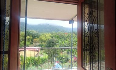 CASA CON LOTE EN COMBIA