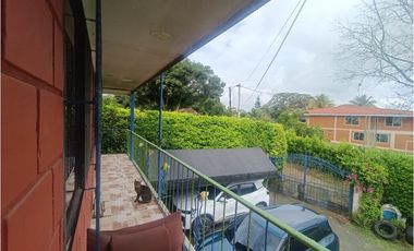 CASA CON LOTE EN COMBIA