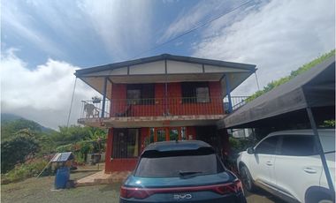 CASA CON LOTE EN COMBIA