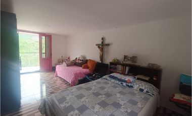 CASA CON LOTE EN COMBIA