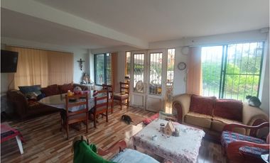 CASA CON LOTE EN COMBIA