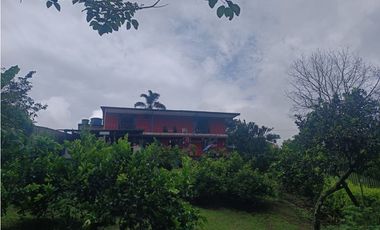 CASA CON LOTE EN COMBIA
