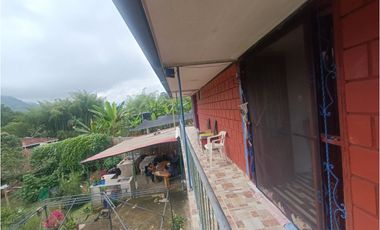 CASA CON LOTE EN COMBIA