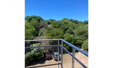 Departamento en edificio frente al mar. Cochera, Piscina. Ascensor