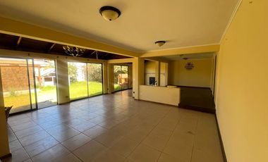Casa en arriendo c/ estacionamiento en San Francisco de Limache