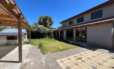 Casa en arriendo c/ estacionamiento en San Francisco de Limache
