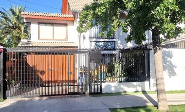 Amplia Casa de 3 pisos en La Florida!