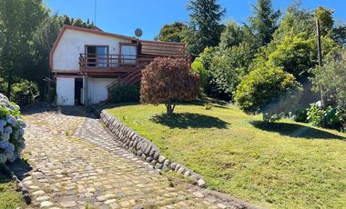 3 Casas con orilla Lago Colbún en 16.870 m2.