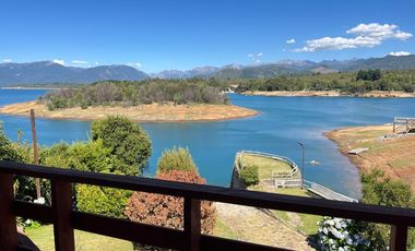3 Casas con orilla Lago Colbún en 16.870 m2.