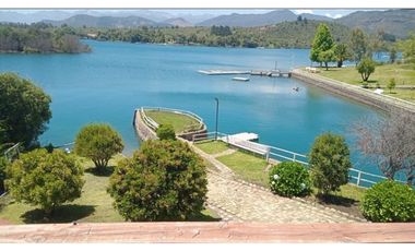 3 Casas con orilla Lago Colbún en 16.870 m2.