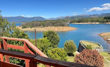 3 Casas con orilla Lago Colbún en 16.870 m2.