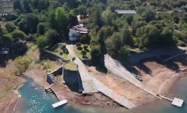 3 Casas con orilla Lago Colbún en 16.870 m2.