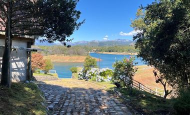 3 Casas con orilla Lago Colbún en 16.870 m2.