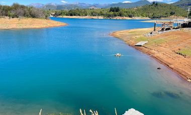 3 Casas con orilla Lago Colbún en 16.870 m2.