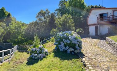 3 Casas con orilla Lago Colbún en 16.870 m2.