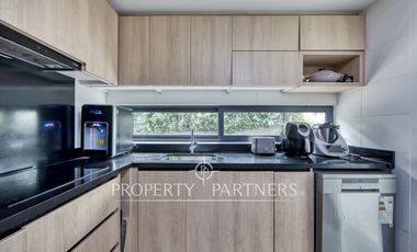 Dúplex seminuevo con jardín privado en Vitacura – Sector Sport Francés