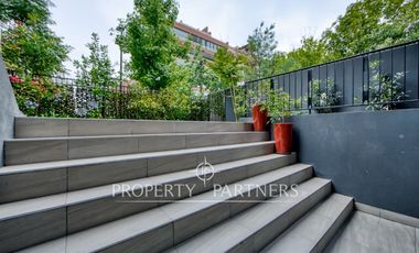 Dúplex seminuevo con jardín privado en Vitacura – Sector Sport Francés