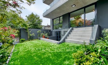Dúplex seminuevo con jardín privado en Vitacura – Sector Sport Francés