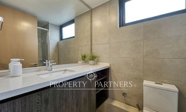 Dúplex seminuevo con jardín privado en Vitacura – Sector Sport Francés