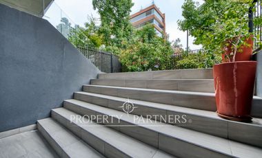 Dúplex seminuevo con jardín privado en Vitacura – Sector Sport Francés