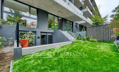 Dúplex seminuevo con jardín privado en Vitacura – Sector Sport Francés