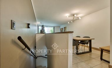 Dúplex seminuevo con jardín privado en Vitacura – Sector Sport Francés