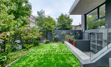 Dúplex seminuevo con jardín privado en Vitacura – Sector Sport Francés