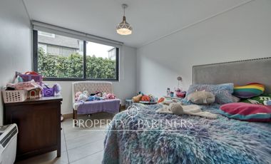 Dúplex seminuevo con jardín privado en Vitacura – Sector Sport Francés