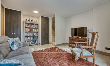 Dúplex seminuevo con jardín privado en Vitacura – Sector Sport Francés