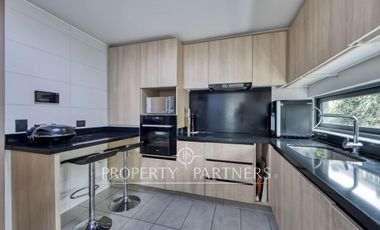 Dúplex seminuevo con jardín privado en Vitacura – Sector Sport Francés