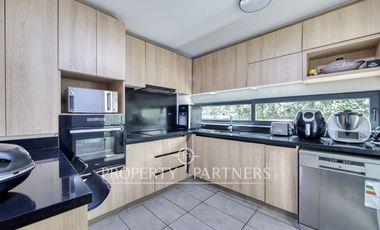 Dúplex seminuevo con jardín privado en Vitacura – Sector Sport Francés