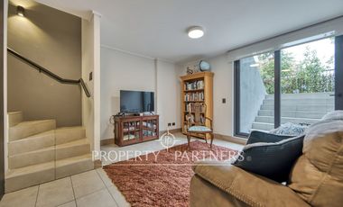 Dúplex seminuevo con jardín privado en Vitacura – Sector Sport Francés