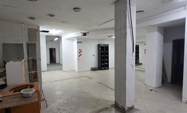 Local Comercial. PB: 4.50 x 30 m. A los 20 m se ensancha a 9 m. 1º Piso: 200 m². 2º Piso: 70 m².