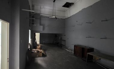 Local Comercial. PB: 4.50 x 30 m. A los 20 m se ensancha a 9 m. 1º Piso: 200 m². 2º Piso: 70 m².