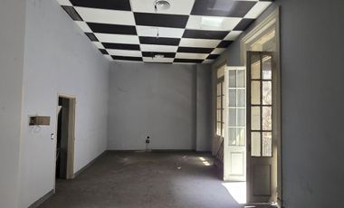 Local Comercial. PB: 4.50 x 30 m. A los 20 m se ensancha a 9 m. 1º Piso: 200 m². 2º Piso: 70 m².