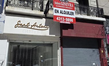 Local Comercial. PB: 4.50 x 30 m. A los 20 m se ensancha a 9 m. 1º Piso: 200 m². 2º Piso: 70 m².