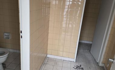 Local Comercial. PB: 4.50 x 30 m. A los 20 m se ensancha a 9 m. 1º Piso: 200 m². 2º Piso: 70 m².