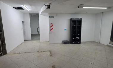 Local Comercial. PB: 4.50 x 30 m. A los 20 m se ensancha a 9 m. 1º Piso: 200 m². 2º Piso: 70 m².