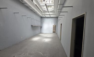 Local Comercial. PB: 4.50 x 30 m. A los 20 m se ensancha a 9 m. 1º Piso: 200 m². 2º Piso: 70 m².