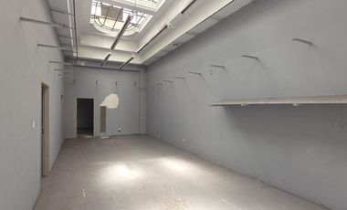 Local Comercial. PB: 4.50 x 30 m. A los 20 m se ensancha a 9 m. 1º Piso: 200 m². 2º Piso: 70 m².