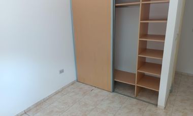 Se alquila casa de dos dormitorios con patio excelente ubicación