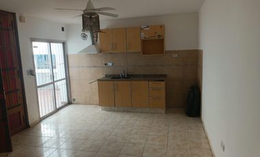 Se alquila casa de dos dormitorios con patio excelente ubicación