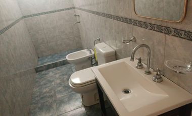 Se alquila casa de dos dormitorios con patio excelente ubicación