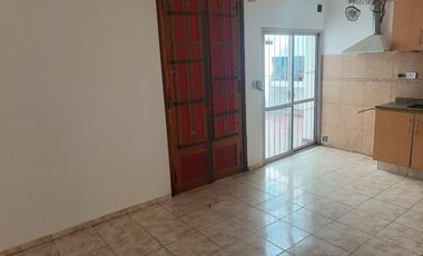 Se alquila casa de dos dormitorios con patio excelente ubicación