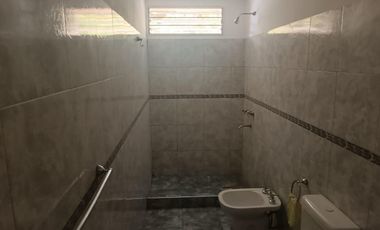 Se alquila casa de dos dormitorios con patio excelente ubicación