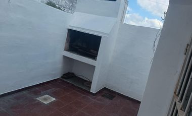 Se alquila casa de dos dormitorios con patio excelente ubicación