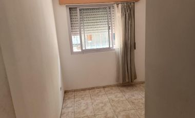 Se alquila casa de dos dormitorios con patio excelente ubicación