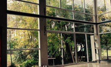 HERMOSA Casa de 320 m2/ Excelente vista al bosque/ Amenities/ Sup. 2500 m2/ Parque Las Naciones